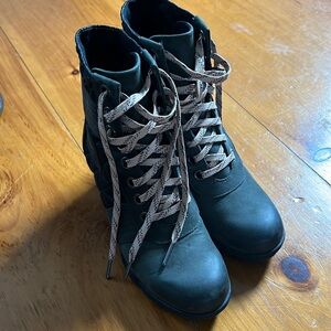 SOREL Joan of Arc hidden 3”wedge boot. Black quilting,green/gray leather. US 6.5